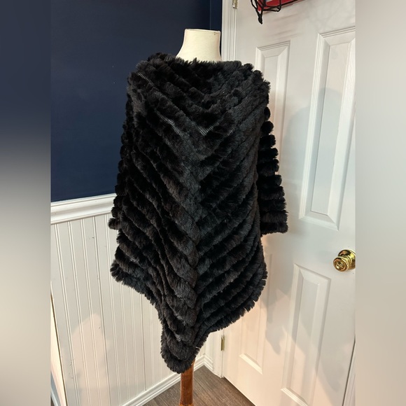 Love Token Black Faux Fur Poncho NWT size M/L - Picture 4 of 5